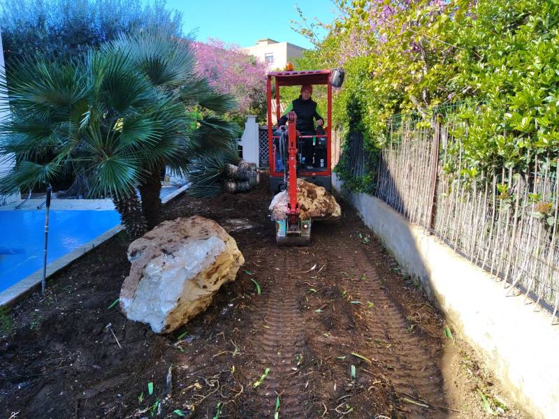 Nivelage du sol avec la mini pelle chez un particulier à Sanary sur mer 